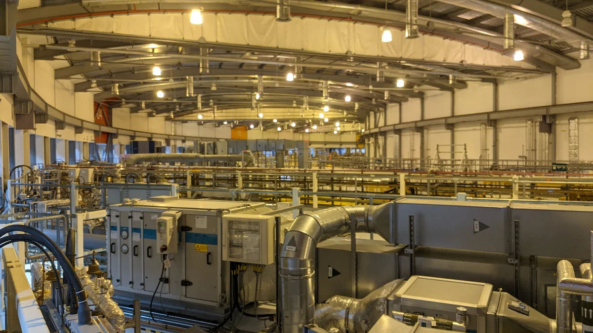 Aparatura i linie badawcze w hali synchrotronu Diamond Light Source.